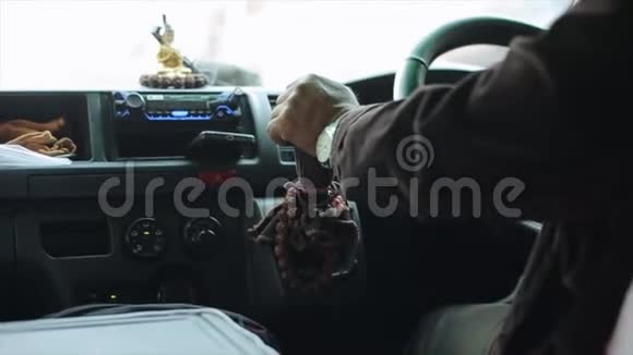 在加德满都的东亚尼泊尔的出租车司机手中近距离观看佛像视频的预览图