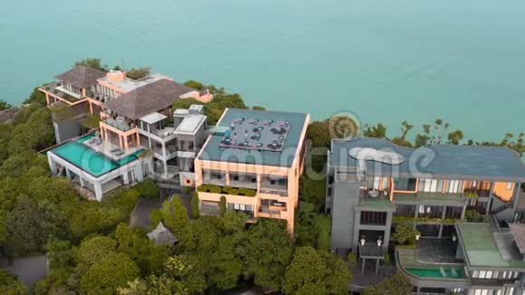 泰国普吉岛别墅和海滩俱乐部的鸟瞰图视频的预览图