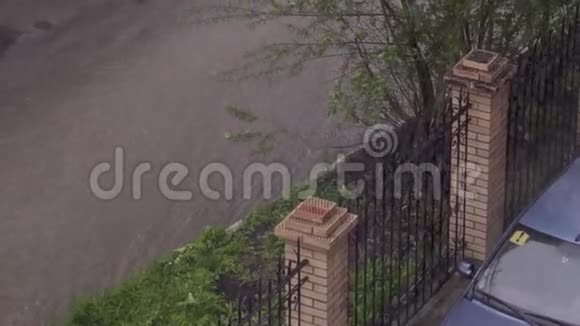 城市里泛滥的街道视频的预览图