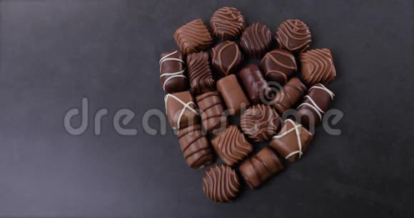 黑色背景的心形巧克力视频的预览图