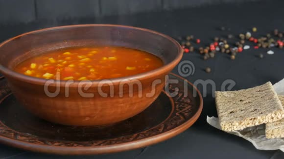 热煮红番茄汤用玉米蒸制成棕色粘土板呈乡村风格视频的预览图
