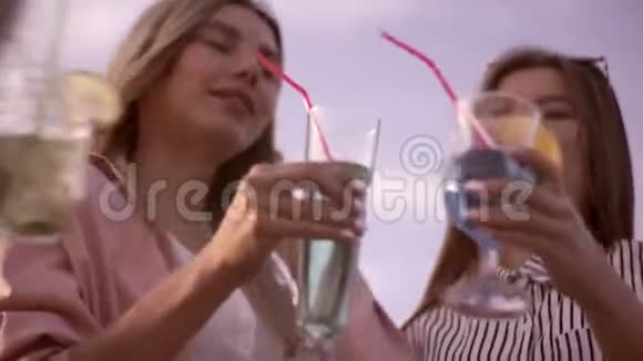 有趣的一群女孩用鸡尾酒碰杯夏季城市鸡尾酒视频的预览图