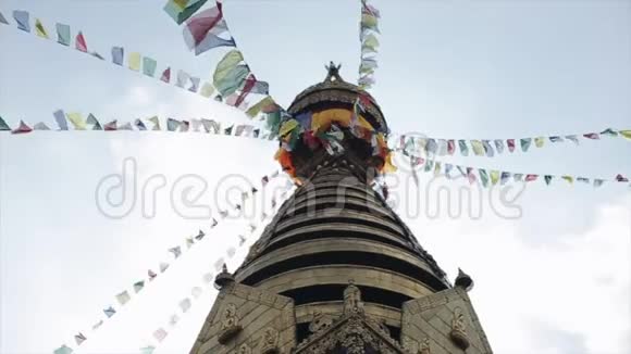 从下面的尼泊尔塔寺庙与祈祷旗晴空万里鸽子飞翔视频的预览图