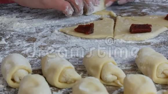 自制新鲜烘焙食品贝克女人的手在家厨房做小羊角面包甜点果酱面团视频的预览图