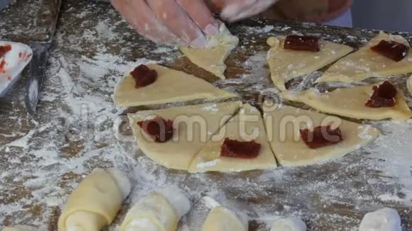 新鲜面团上的红樱桃果酱自制糕点一个女面包师做面团面包视频的预览图