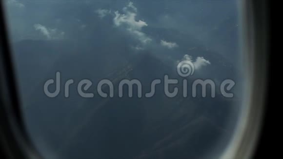 从飞机窗口观看喜马拉雅山被云层覆盖在阿尔普山上视频的预览图