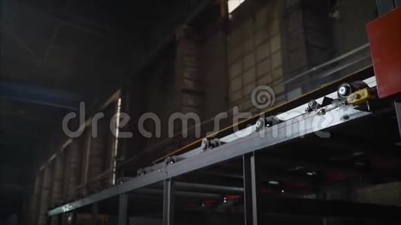 金属工厂冶金厂的输送机视频的预览图