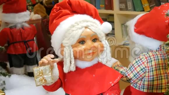 在购物中心的圣诞展览中移动女圣诞老人玩偶圣诞假日装饰视频的预览图