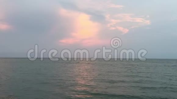 朝三兰海滩晚上的天空和大海视频的预览图