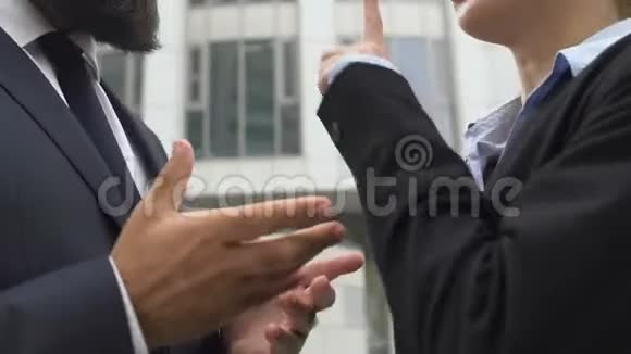 男性和女性同事在户外争吵和打手势冲突视频的预览图