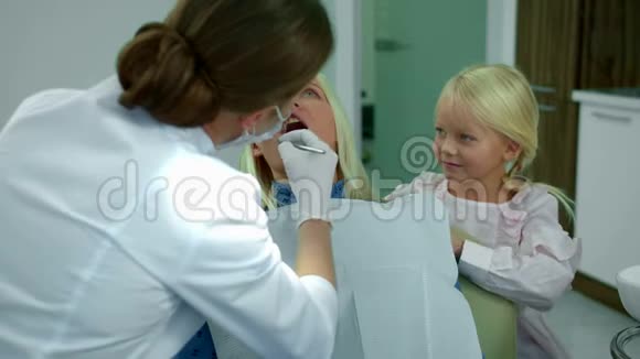 在牙医诊所的母亲和女儿视频的预览图
