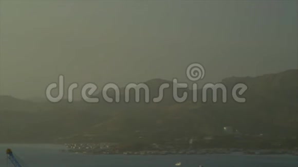 一个雾天在海洋视频的预览图