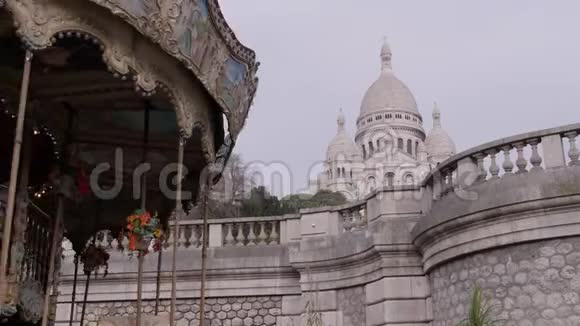 蒙马特和圣心教堂的景色前景是旋转木马法国巴黎视频的预览图