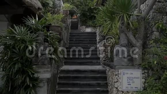 热带村舍里的石梯慢动作视频的预览图