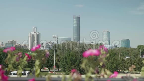 埃卡捷琳堡新市中心的玻璃摩天大楼背景上的蓝天视频的预览图