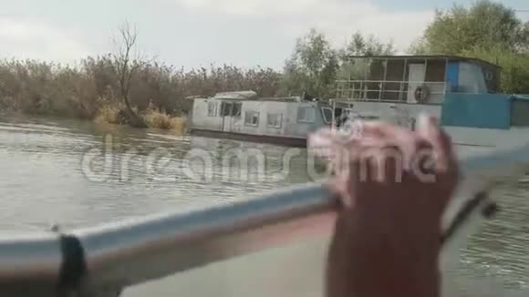 经过老渔民基地从移动的摩托艇上看清晨在河上视频的预览图