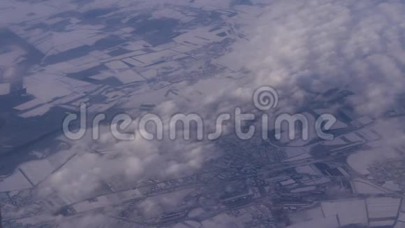 从飞机窗口俯瞰云层和景观视频的预览图