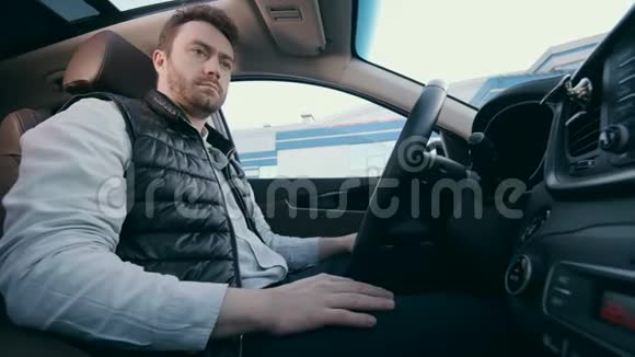 微笑的司机坐在自动车辆的车轮前自主自动驾驶自动驾驶汽车视频的预览图