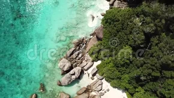泰国西米兰岛和海滩鸟瞰图视频的预览图