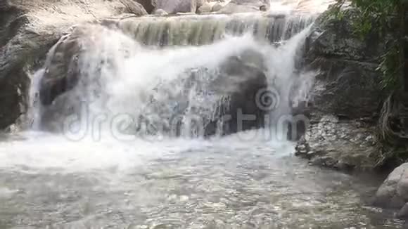 泰国Ratchaburi省SuanPhueng区KaewChan瀑布视频的预览图