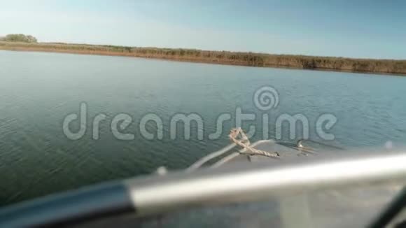 从船上向前看河流水面迪尔芦苇在河的两边一大早视频的预览图