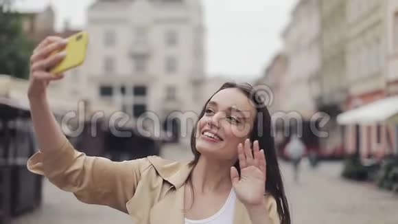 美丽快乐的年轻女士在街头背景下轻松展现城市视频的预览图