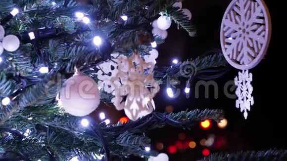 装饰的新年树背景绿色圣诞树上闪烁着灯光的圣诞玩具就要关门了视频的预览图