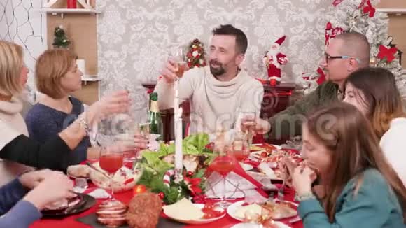 漂亮的大家庭的香槟酒杯视频的预览图