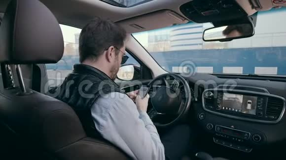 自动驾驶汽车驾驶室内有男司机视频的预览图