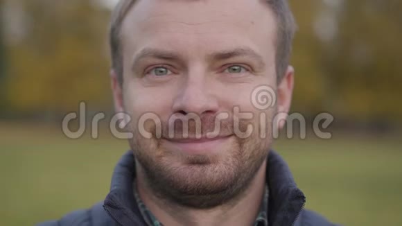 一个成年白种人的特写脸看着摄像机做着脸有胡子的人头发灰白眼睛灰白视频的预览图