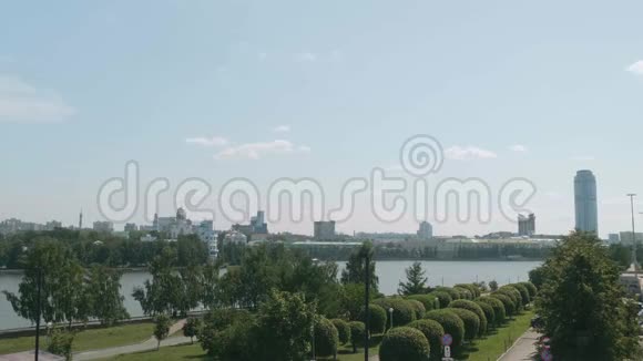 埃卡捷琳堡中心有公园庞德正统教堂和摩天大楼视频的预览图
