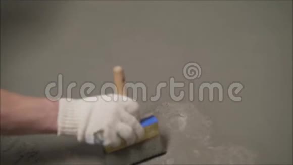 在混凝土地板上涂抹砂浆防水的过程用刷子防水地板的概念视频的预览图