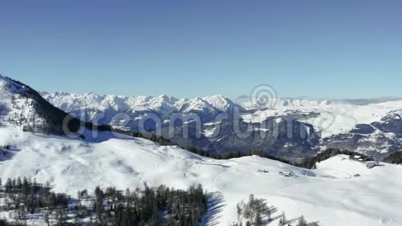 法国阿尔卑斯山的LaPlagne鸟瞰图视频的预览图