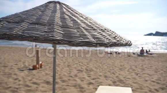 夏日带草太阳伞的海景和沙滩美景无法辨认的游客在附近放松视频的预览图