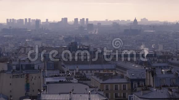 从蒙马特山的巴黎全景秋日的城市景色和屋顶视频的预览图