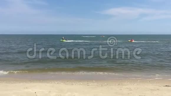 下午在Chaam海滩海上的香蕉船视频的预览图