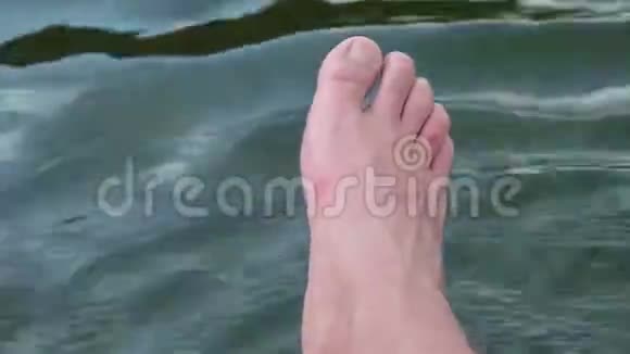 一条有骨痂的白人腿腿在河面上视频的预览图