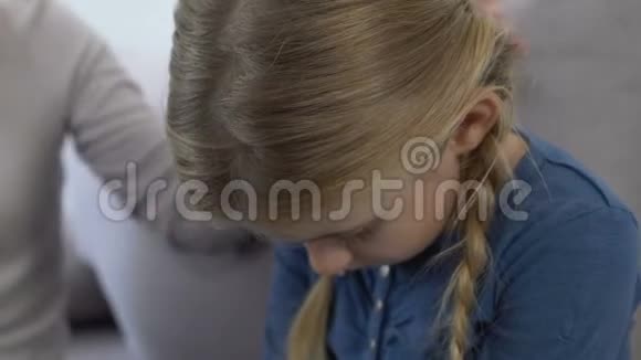 母亲拥抱和支持悲伤的小女孩学校欺凌受害者关系视频的预览图