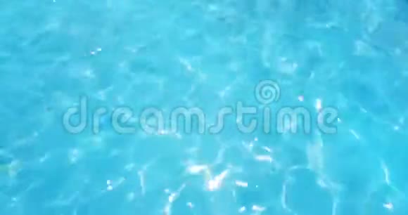 游泳池马赛克底部的病因像海水一样波纹并与波浪背景运动和流动视频的预览图