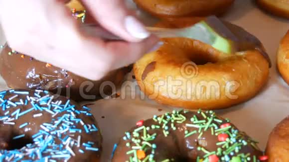 在家常餐桌上的一排更大的圆形油炸甜甜圈厨房专用硅胶刷涂亮视频的预览图