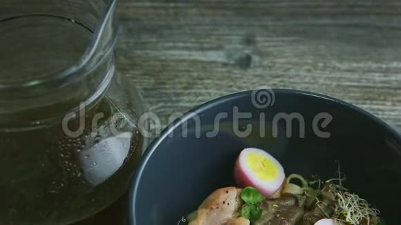 用蘑菇煮鸡蛋和肉汤泡面特写全景视频的预览图