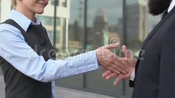 女老板和男伴握手试图亲吻女手臂不满视频的预览图