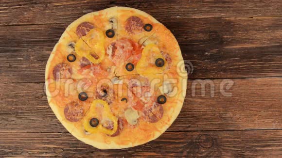 热腾腾的自制意大利辣肠披萨视频的预览图