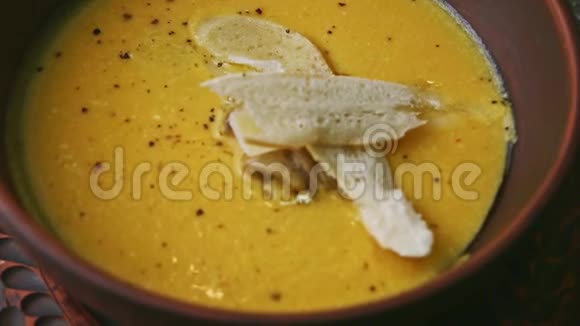 全景图上可以看到黄色奶油汤和蘑菇和干面包视频的预览图