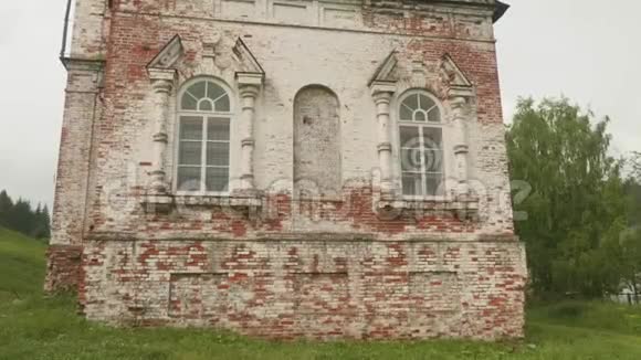 乌拉尔村老教堂墙全景用红砖做的墙视频的预览图