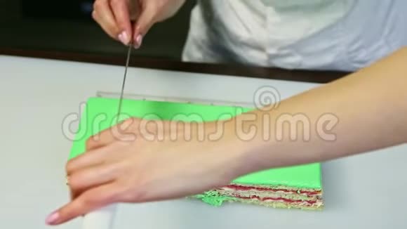 刀切奶油水果分层蛋糕配绿色镜面釉视频的预览图