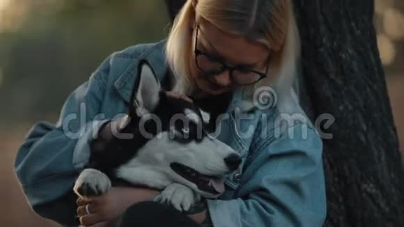 女人和狗拥抱自然与宠物一起享受夏日时光视频的预览图