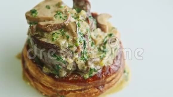肉和蘑菇在盘子里旋转视频的预览图