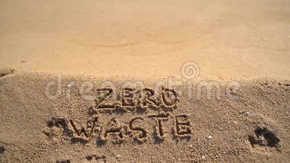 文本零废物手写在沙滩上的沙子气候变化生态问题视频的预览图