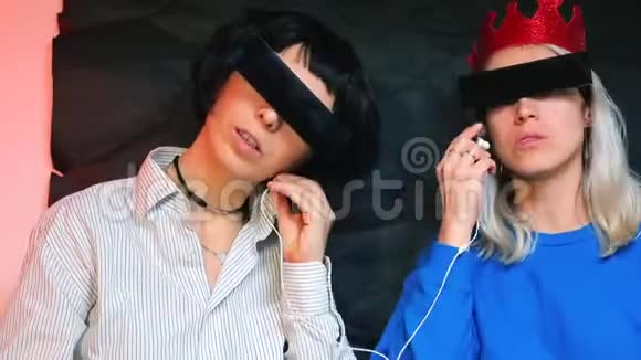两个女孩开始听耳机里的音乐视频的预览图